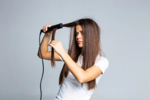 Planchas de cerámica alisando el cabello con suavidad y protección térmica